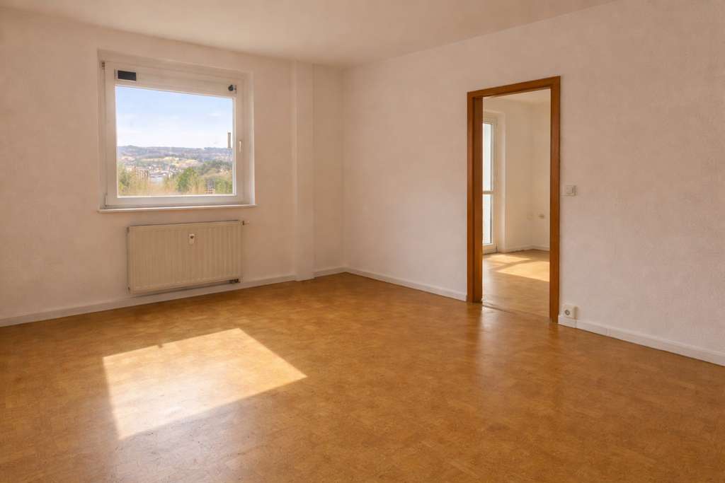 Immobilie in Suhl - großzügige 4-Zimmer-Wohnung mit zwei Balkonen und Kfz-Stellplatz - Bild 2