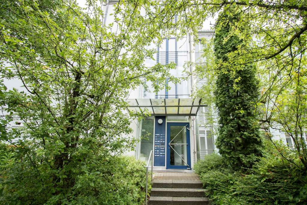 Gepflegte 2-Zimmer-Etagenwohnung mit Balkon und Garagenstellplatz in Stuttgart-Riedenberg