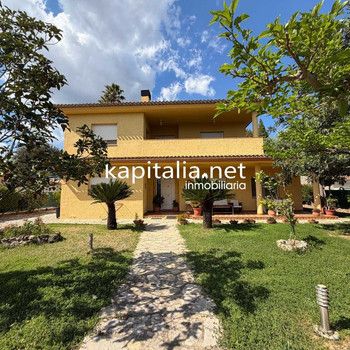 SPEKTAKULÄRES CHALET IN EINER URBANISATION IN ONTINYENT.