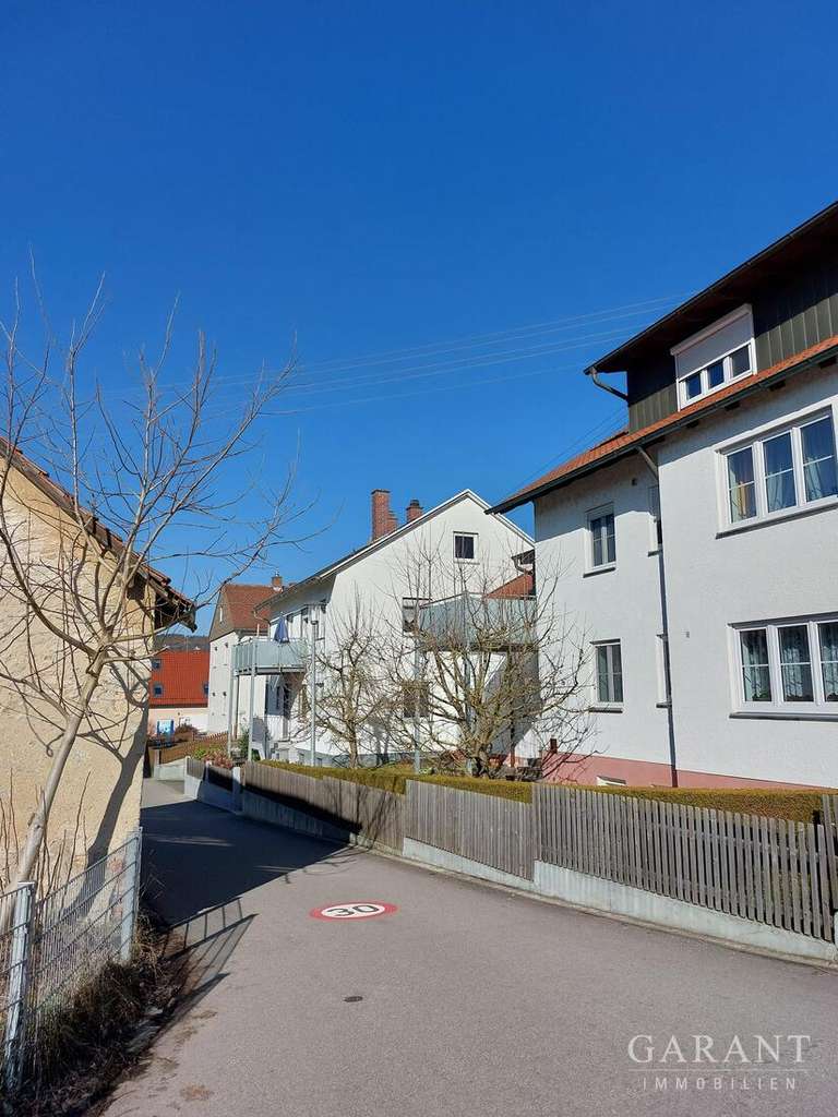 Immobilie in Kelheim - Zweifamilienhaus - gut vermietet mit Ausbaupotenzial! - Bild 2