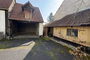 Ein-/Zweifamilienhaus mit Balkon und Nebengebäude in Helmstadt – Die vollständige Adresse der Immobilie erhältst du vom Anbieter., 97264 Helmstadt – Vorschaubild 2