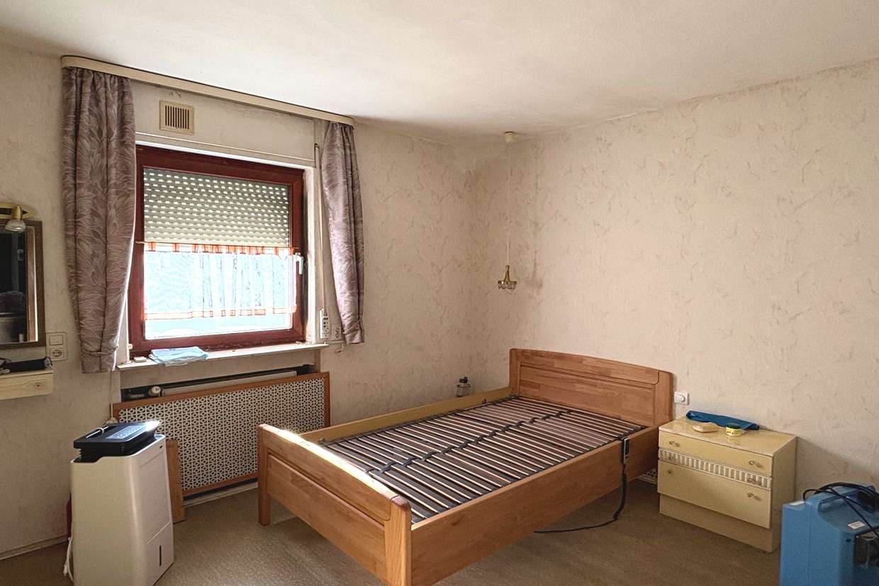 Immobilie in Mainaschaff - SANIERUNGSBEDÜRFTIGES 1-2 FAMILIENHAUS MIT TERRASSE, GARTEN UND GARAGE IN SEHR GUTER LAGE VON  - Bild 10