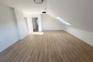 Frisch sanierte 3-Zi.-DG-Wohnung im Grünen – Fußbodenheizung, Wärmepumpe & Waldblick
