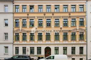 Altbauflair & Sonnenbalkon – Sehr gepflegte 2-Zimmer-Wohnung im sanierten Denkmal