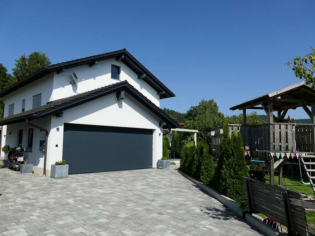 Immobilie in Hauzenberg - IHR NEUES TRAUMHAUS IN TRAUMLAGE: MODERNES EINFAMILIENHAUS MIT EIGENEM POOL NÄHE HAUZENBERG! - Bild 1