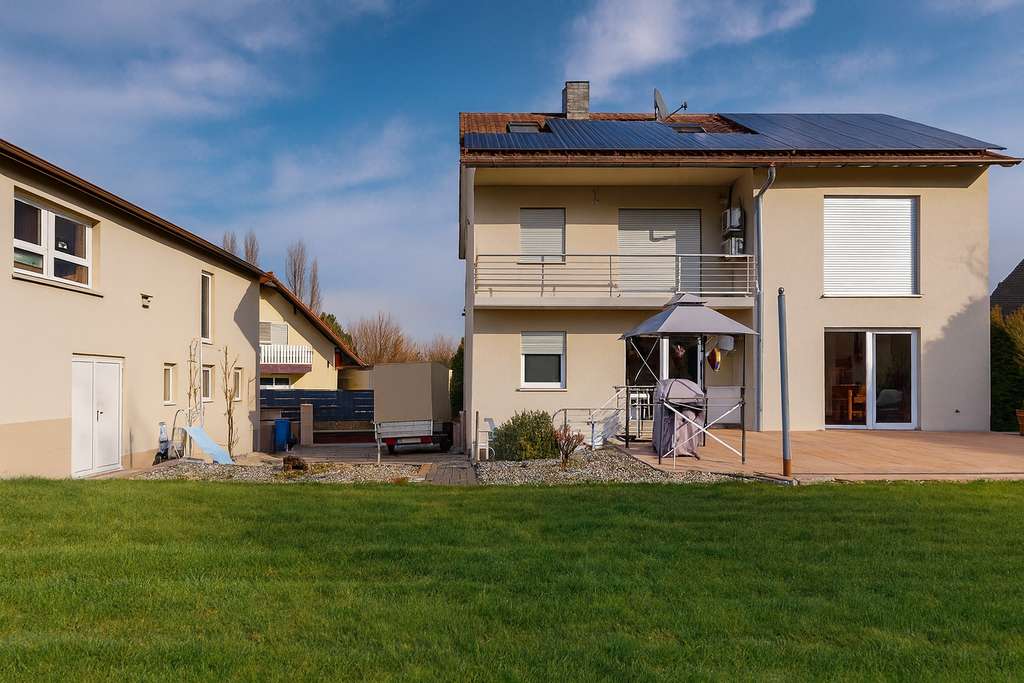 Immobilie in Flomborn - Modernes Einfamilienhaus mit Smart-Home, Heimkino, PV-Anlage und großem Grundstück - Bild 2