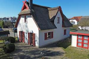 Charmantes Reetdachhaus in Koserow – Ideal zur Eigennutzung oder Ferienvermietung – Die vollständige Adresse der Immobilie erhältst du vom Anbieter., 17459 Koserow – Vorschaubild 1