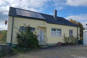 Vielseitiges und nachhaltiges Einfamilienhaus mit Einliegerwohnung, PV-Anlage & Doppelgarage – Die vollständige Adresse der Immobilie erhältst du vom Anbieter., 96117 Memmelsdorf – Vorschaubild 1