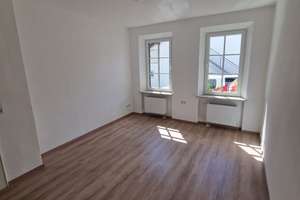 3-Zimmer Wohnung im EG mit großer Garage/Hobbyraum