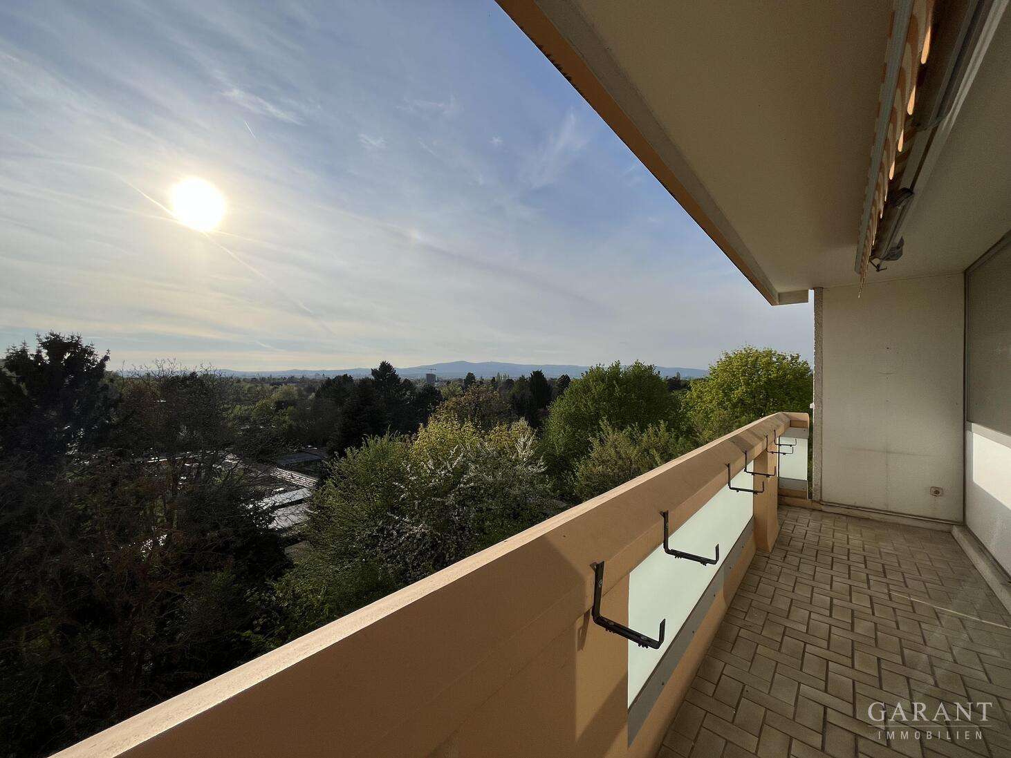 ***Wohnen mit Aussicht - 3 Zimmer - Balkon - TG - Aufzug***, Frankfurt am Main – Bild 2