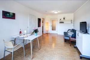 Möbliert: Wenige Gehminuten zum St-Quirin-Platz in Harlaching – Die vollständige Adresse der Immobilie erhältst du vom Anbieter., 81547 Giesing, München – Vorschaubild 1