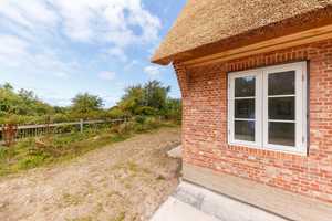 Neubau eines reetgedeckten Hauses mit 2 Einheiten 
und Weitblick über die Wiesen  (HT2 / Ost) – Wenningstedt-Braderup (Sylt), Nordfriesland (Kreis), 25996 Nordfriesland (Kreis) – Vorschaubild 4