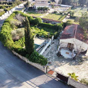 Haus zur Renovierung auf einem großen Grundstück mit Pool in Urb Sta Tecla