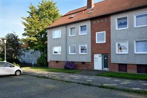 Modernes Badezimmer mit bodengleicher Dusche // EG links – Schlehenweg 1, 38440 Laagberg, Wolfsburg – Vorschaubild 1
