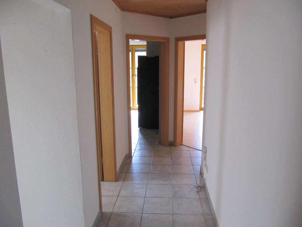 Immobilie in Rudelzhausen - 4-Zimmer-DG-Wohnung in einem topgepflegten Wohnhaus (nur 3 WE) in traumhafter Lage - Bild 4