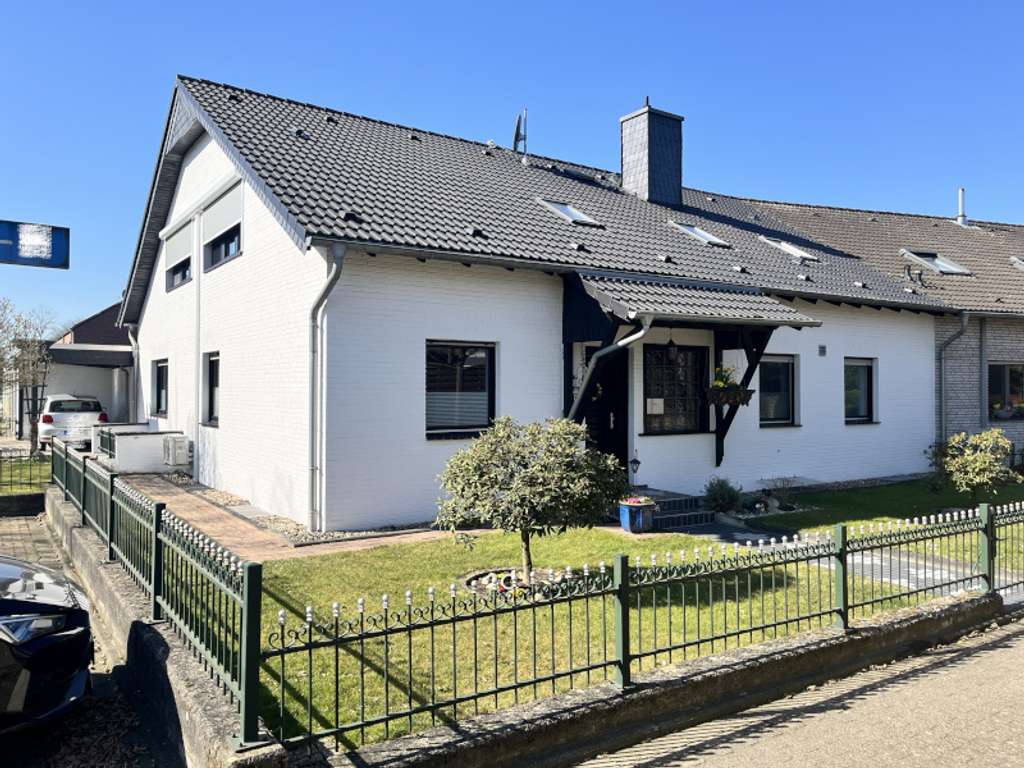 2 Familienhaus mit Garage und Carport auf 731qm Erpachtgrundstück