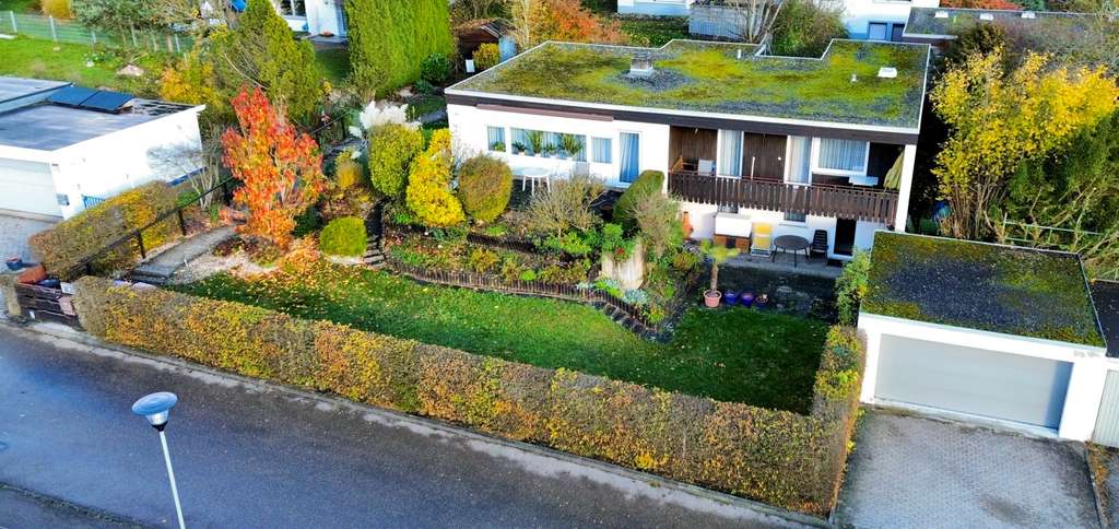 Ebenerdiger Bungalow unterkellert, Doppelgarage und großem Garten