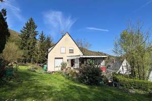 Freistehendes Einfamilienhaus in ruhiger idyllischer Ortsrandlage – Die vollständige Adresse der Immobilie erhältst du vom Anbieter., 56841 Traben-Trarbach – Vorschaubild 1