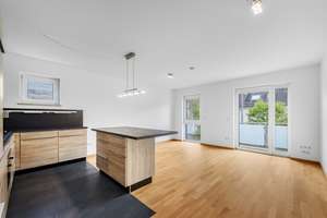 Ruhig gelegene, gepflegte 2-Zimmer-Wohnung mit Südwestbalkon und Lift – Die vollständige Adresse der Immobilie erhältst du vom Anbieter., 80995 Lerchenau-West, München – Vorschaubild 1