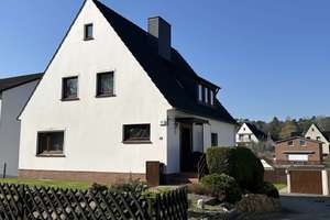 Attraktives Zweifamilienhaus mit großem Grundstück, Pool und zusätzlichem Bauplatz