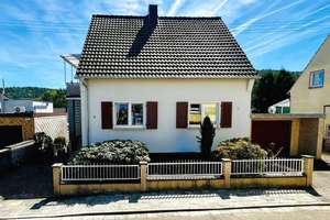 Hochspeyer: Großzügiges Zweifamilienhaus mit Ausbaupotenzial, schönem Grundstück und Garage