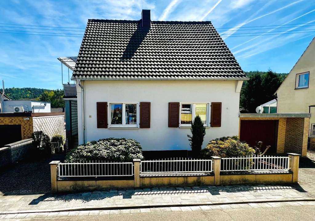 Immobilie in Hochspeyer - Hochspeyer: Großzügiges Zweifamilienhaus mit Ausbaupotenzial, schönem Grundstück und Garage - Bild 0