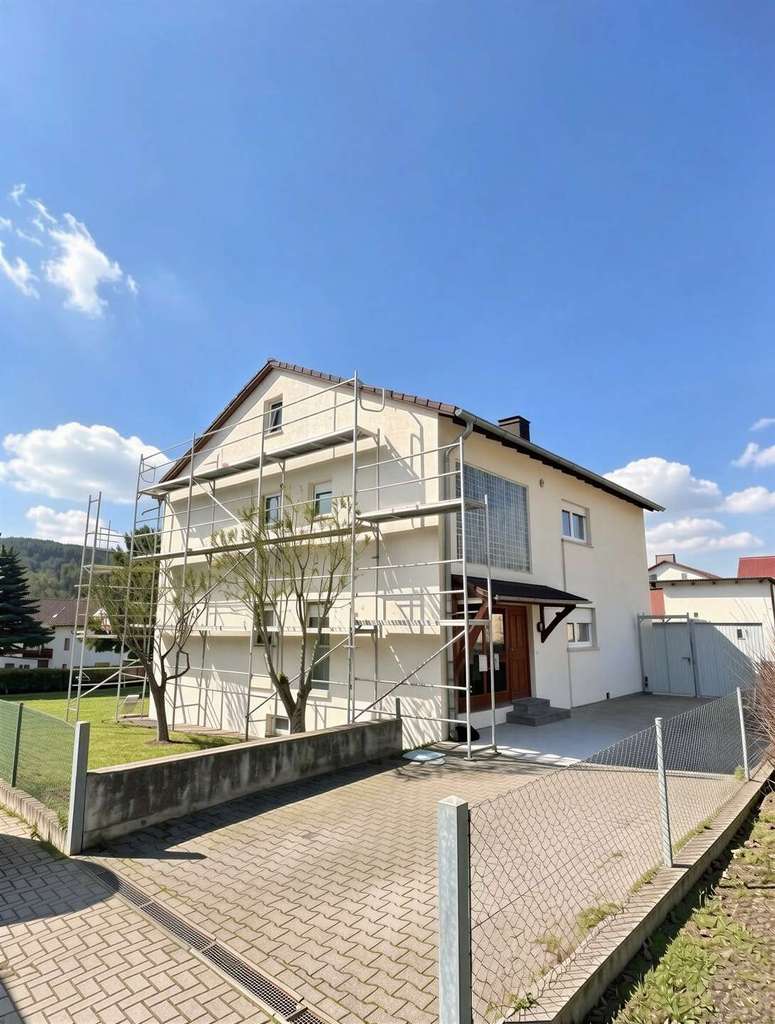 Immobilie in Aßlar - Mehrfamilienhaus mit drei Wohneinheiten und weiterem Baupotenzial - Bild 0