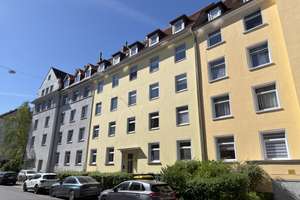 Charmante 2-3-Zimmer mit Südwest-Balkon, EBK, saniertem Badezimmer, Holzdielen etc.