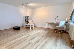 Helle 2-Zimmer-Wohnung mit Balkon, Aufzug und Stellplatz in gepflegtem Mehrfamilienhaus