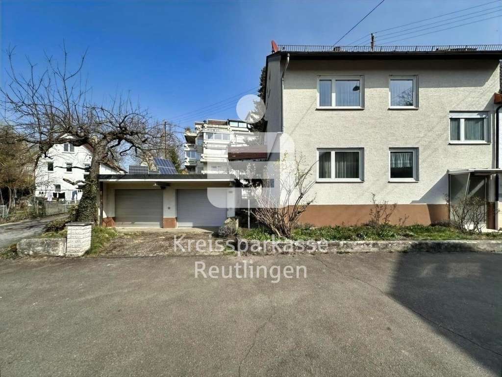 Immobilie in Metzingen - Raum für Ideen. Doppelhaushälfte mit getrennten Wohneinheiten, Garten und großem Potenzial - Bild 0