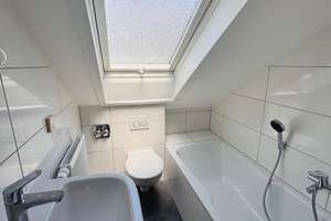 Gepflegte 2-Zimmer-Dachgeschosswohnung mit modernisiertem Bad und Stellplatz