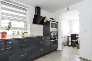 Bezugsfertiges Zuhause • energetisch saniert und moderner Wohnkomfort – Die vollständige Adresse der Immobilie erhältst du vom Anbieter., 88367 Hohentengen – Vorschaubild 2