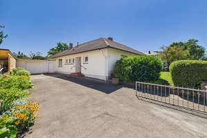 Heller Bungalow mit großem Grundstück – Wohnoase in bester Lage von Bad Krozingen – Die vollständige Adresse der Immobilie erhältst du vom Anbieter., 79189 Bad Krozingen – Vorschaubild 1