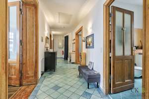 bezugsfreie 144m² Altbauwohnung, liebevoll saniert, 1.OG, Balkon, Keller, zentraler Lage Wilmersdorf – Die vollständige Adresse der Immobilie erhältst du vom Anbieter., 10713 Wilmersdorf, Berlin – Vorschaubild 3