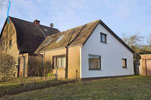 FAMILIENTRAUM, GERÄUMIGE DHH MIT POTENTIAL,2 GARAGEN U. CA. 888 m² GRUND-ERBPACHT- IN GRÜNER LAGE – Die vollständige Adresse der Immobilie erhältst du vom Anbieter., 24113 Hassee, Kiel – Vorschaubild 1