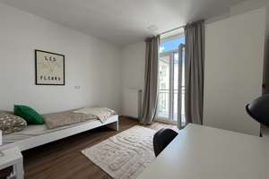Erstbezug nach Renovierung! Altbau mit Balkon - WG geeignet