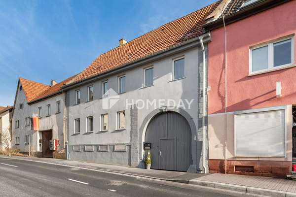 Saniertes Einfamilienhaus mit ELW, großzügiger Raumvielfalt, EBK, Kaminöfen, Innenhof & Scheune