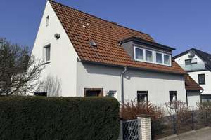 Einfamilienhaus mit Garage und kleiner Werkstatt in zentraler Lage im Kernbereich von Hannover-Ahlem