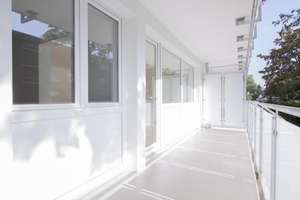 240 qm Garten, EBK, 3 Zimmer mit großem Sonnenscheinbalkon – 40593 Urdenbach, Düsseldorf – Vorschaubild 2