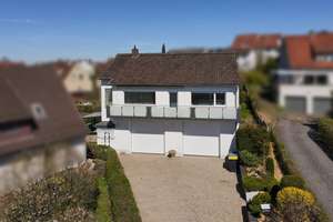 Einfamilienhaus in Petersberg mit Balkon und zwei großen Garagen – Die vollständige Adresse der Immobilie erhältst du vom Anbieter., 36100 Petersberg – Vorschaubild 1