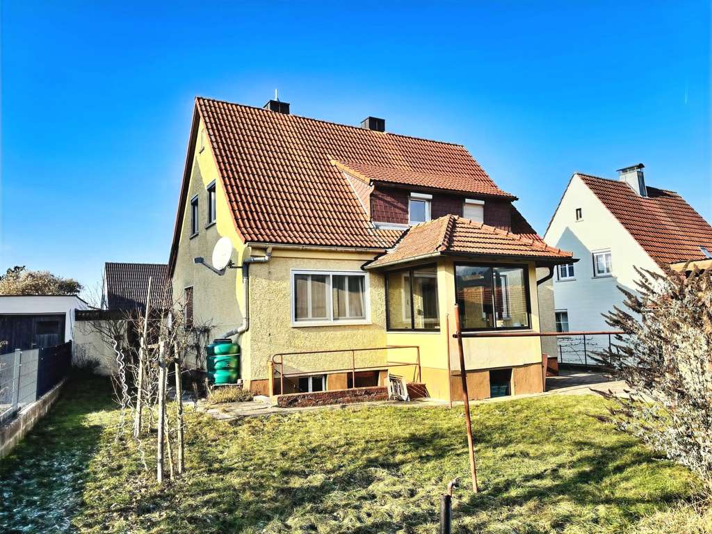 Immobilie in Königsberg in Bayern - Charmantes Einfam.-Wohnhaus mit zwei Garagen, Pergola und Garten in beliebter Lage, Wohnfl. 135m²,  - Bild 0