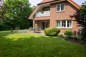 EINZIEHEN UND WOHLFÜHLEN. FAMILIENTRAUM MIT SONNIGEM GARTEN UND HOHER PRIVATSPHÄRE. – Ammerland (Kreis) – Vorschaubild 10