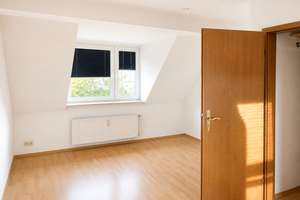 Helle 1-Zimmer-Dachgeschosswohnung mit Einbauküche in Lübeck-Kücknitz zu vermieten! – Redderkoppel 10, 23569 Kücknitz, Lübeck – Vorschaubild 2