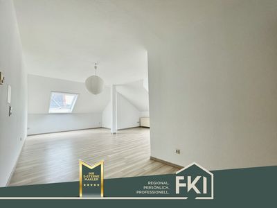 ** helle zentral gelegene 2 ZKB Wohnung im Dachgeschoss eines Bürogebäudes **