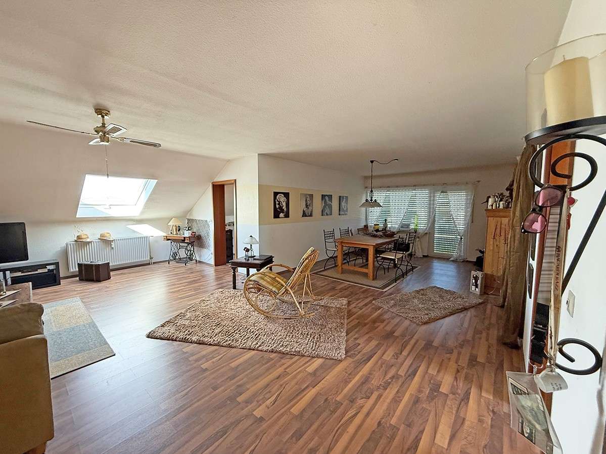 Immobilie in Nußloch - Seltene Gelegenheit - Herrliche 2,5 Zimmer - Dachgeschoßwohnung in begehrter ruhiger Wohnlage - Bild 2