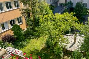 **Im Herzen der Stadt und voller Möglichkeiten: 2 Zimmer mit Balkon ins Grüne**