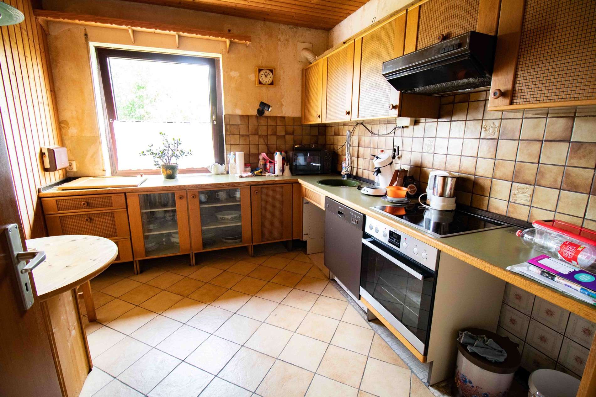 Immobilie in Eschwege - Charmantes Einfamilienhaus mit großem Garten, Doppelgarage und viel Platz zum Wohlfühlen - Bild 3