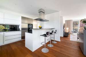 Eleganz und Lichtfülle am Schlosspark: Großzügiges Penthouse mit Kamin und Liftlanding – Die vollständige Adresse der Immobilie erhältst du vom Anbieter., 81247 Obermenzing, München – Vorschaubild 4