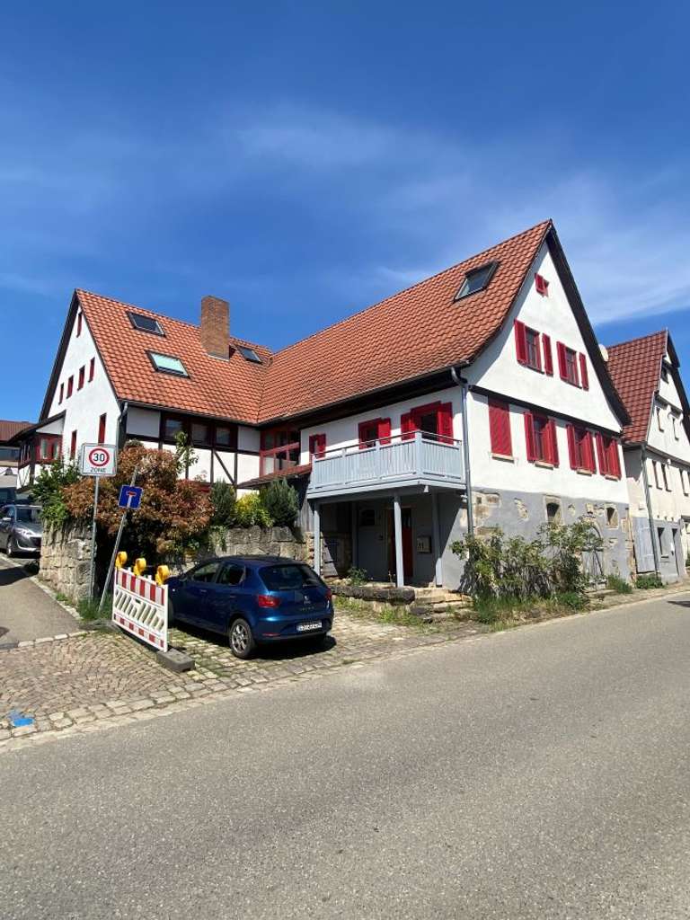 Immobilie in Schlaitdorf - Haus im Haus! Lichtdurchflutete 4-Zi-Maisonettewohnung mit Sonnenbalkon in Schlaitdorf! - Bild 0