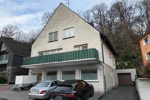 Freistehendes Zweifamilienhaus mit 2 Garagen